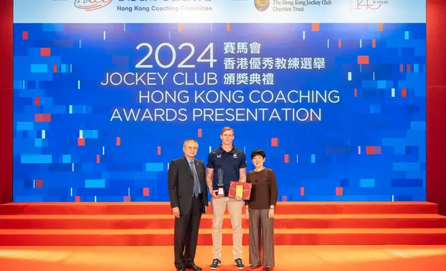 體院副主席周福安（左）及中國香港殘疾人奧委會會長馮馬潔嫻SBS JP（右）頒發最佳隊際運動教練獎予七人欖球教練 Jevon Groves（中）。