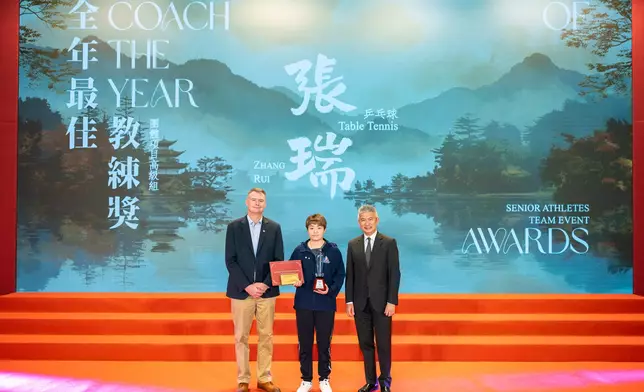 2024賽馬會香港優秀教練選舉全年最佳教練獎得主及代表接受獎項。