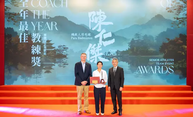 2024賽馬會香港優秀教練選舉全年最佳教練獎得主及代表接受獎項。