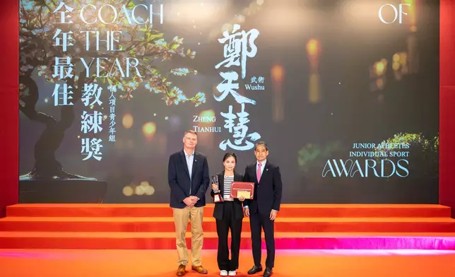 2024賽馬會香港優秀教練選舉全年最佳教練獎得主及代表接受獎項。