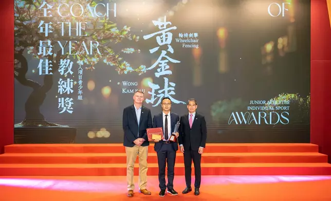 2024賽馬會香港優秀教練選舉全年最佳教練獎得主及代表接受獎項。