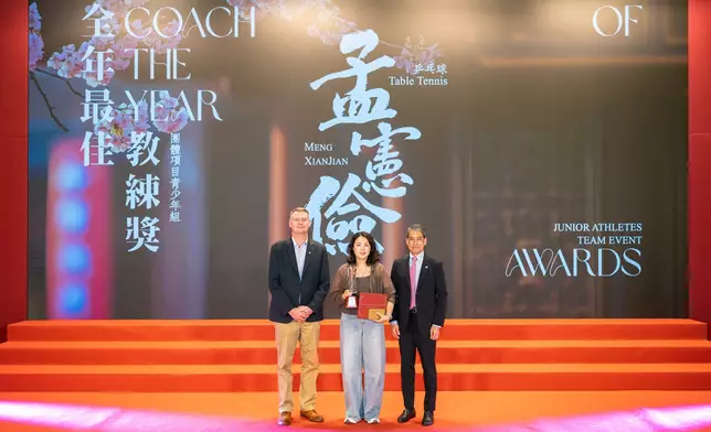 2024賽馬會香港優秀教練選舉全年最佳教練獎得主及代表接受獎項。