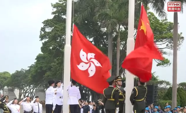 升旗禮在早上8時舉行，現場奏唱國歌並升起國旗。港台直播截圖