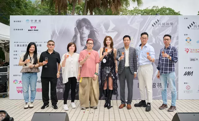 與一眾主辦單位代表進行祝酒儀式。