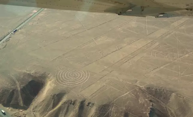 乘坐小型飛機從高空觀望納斯卡線。