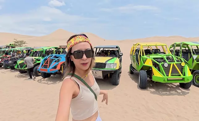 搭乘吉普車在沙漠中奔馳。