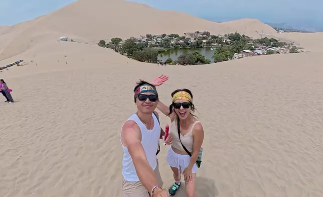 搭乘吉普車在沙漠中奔馳。