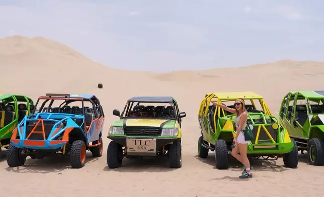 搭乘吉普車在沙漠中奔馳。