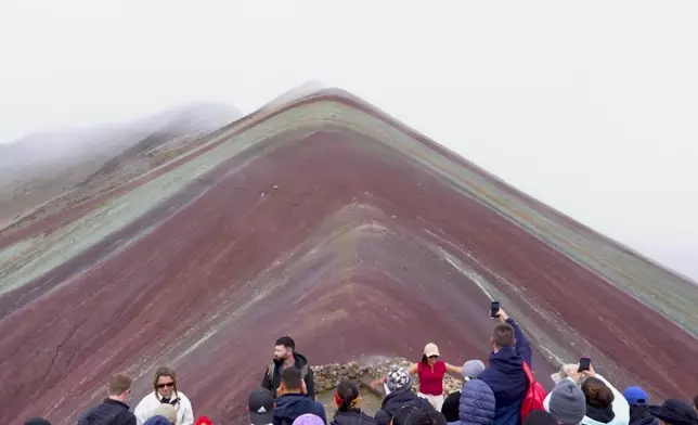 成功登上彩虹山頂。