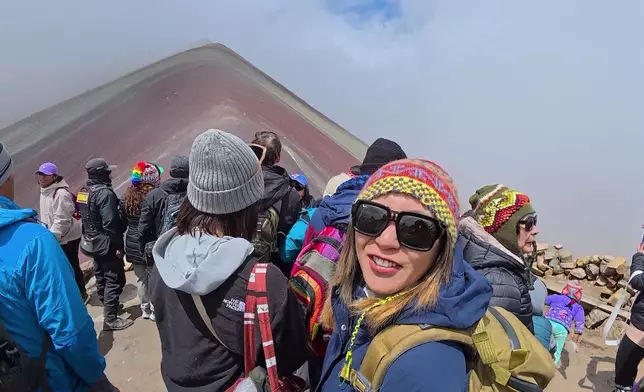 成功登上彩虹山頂。