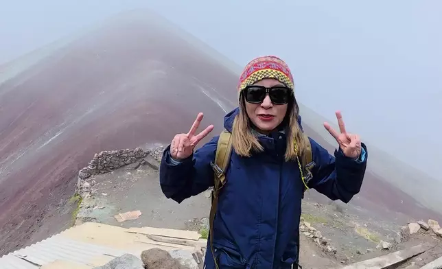 成功登上彩虹山頂。