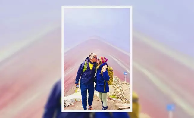 與老公甜蜜地在彩虹山前親吻合照。