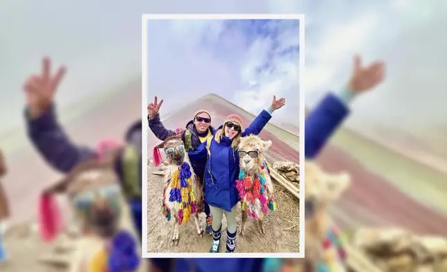 搞笑地與戴著太陽眼鏡的羊駝合影留念。