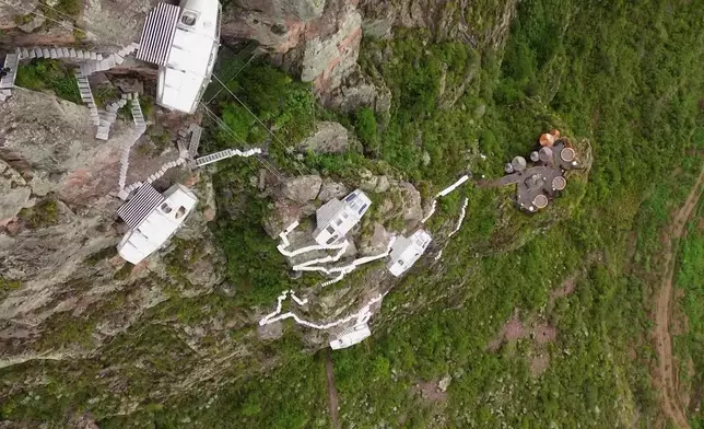 前往海拔較低的地方。