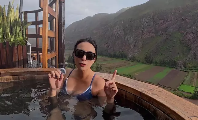 換上泳衣在懸崖邊的溫泉中享受。