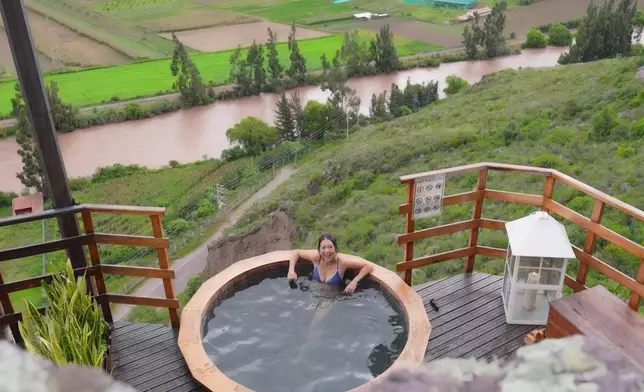 換上泳衣在懸崖邊的溫泉中享受。