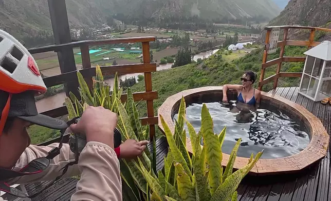 換上泳衣在懸崖邊的溫泉中享受。