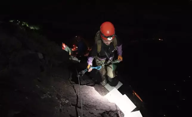 摸黑前往懸崖酒店。