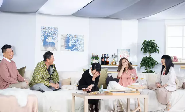今集嘅嘉賓係鄧梓峰同陳淽菁。