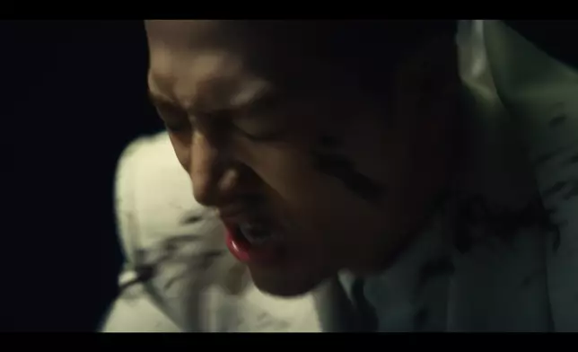 Jackson在MV中多角度挑戰大膽的視覺元素。