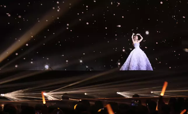 不時向fans派心、飛吻。