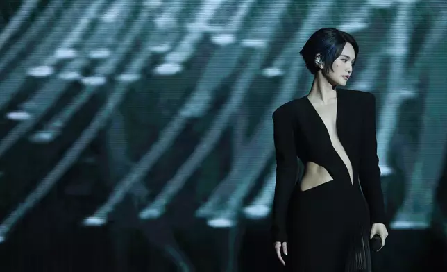 楊丞琳穿上「Deep V」晚裝登場。