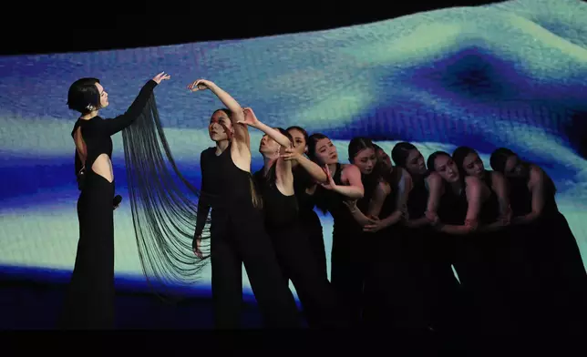 楊丞琳以勁歌熱舞開場。