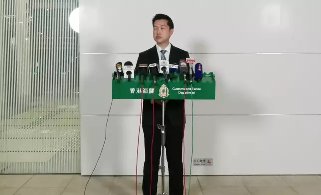 香港海關版權及商標調查科不良營商手法調查課助理監督曾建華簡報案情。香港海關FB