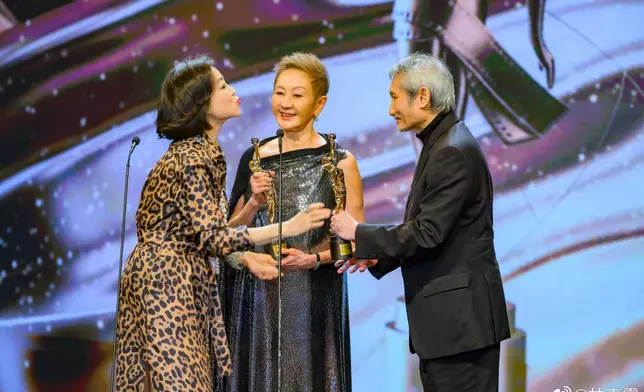 負責頒發終身成就獎給好友施南生及徐克。