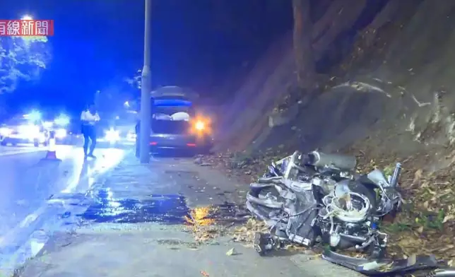大埔公路發生致命車禍，電單車(近方)司機死亡，私家車(遠方)司機被捕。有線新聞影片截圖