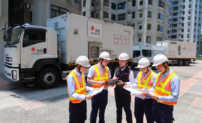 港燈聯同機電工程署日前在杏花邨舉行演練，強化工程人員對處理由極端或惡劣天氣所引致電力事故的應變能力。