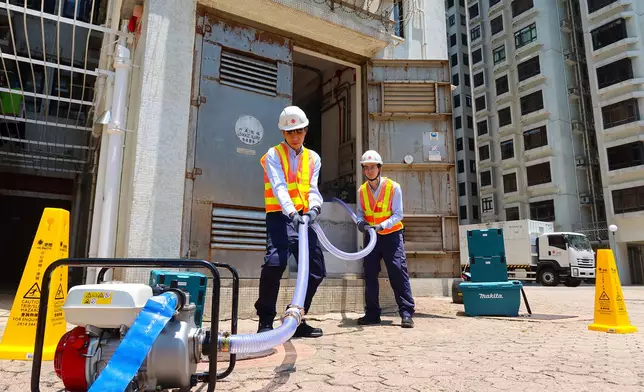 港燈模擬系統控制中心收到水浸警報後，即時調派工程人員及調配流動指揮中心前赴現場開展緊急維修和復電工作。