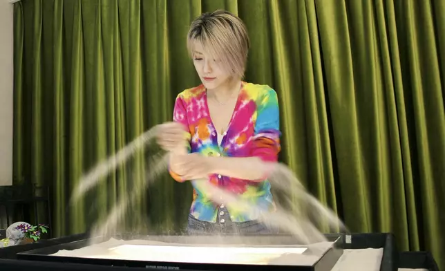 Becky親自畫沙畫。