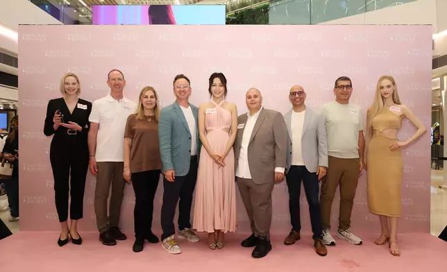 Beauty Express Group⾏政總裁及集團創辦⼈Mr. Baruch Szerer（左5）、Mr. Aviad Ben Ezra（左7）、張曦雯（左6）聯同一眾嘉賓及模特兒合照。