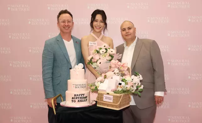 張曦雯獲品牌送上THE MINERAL BOUTIQUE皇牌產品及花束，預祝5月11日生日。