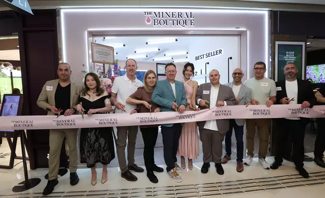 為品牌新店開張進行剪綵。