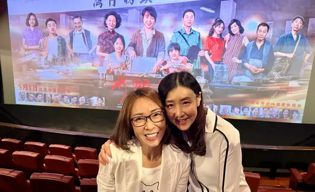 臧健和（水餃皇后臧姑娘）長女Joanne（左）、幼女Jessica（右）現身謝票場。