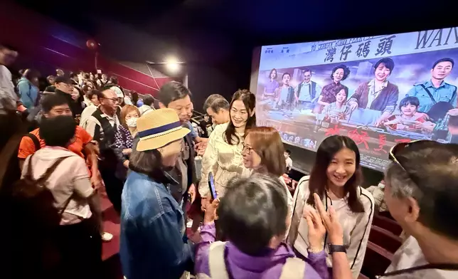 臧姑娘兩女兒被支持者熱情包圍。