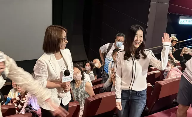 臧姑娘兩女兒禮貌地向觀眾揮手。