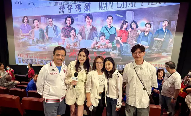 Joanne、Jessica與「香港愛馬女士協會」主席葉思貝（左2）及謝票場工作人員合照。
