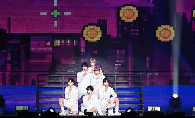 NCT WISH以閃亮全白西裝登場。SM Entertainment提供圖片。