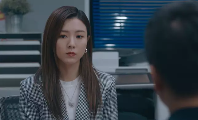 女強人Look，有冷艷亦有軟弱一面。