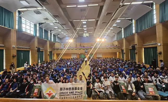 師生們依依不捨下宣布圓滿結束