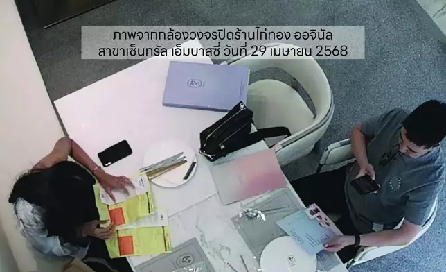 男子正在拍攝餐牌照片 圖片取自臉書（Facebook/@ไก่ทอง ออริจินัล - Kaithong Original ）