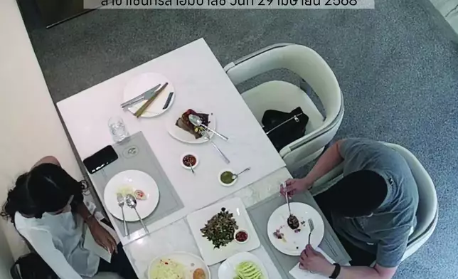 女子將餐牌放進購物袋 圖片取自臉書（Facebook/@ไก่ทอง ออริจินัล - Kaithong Original ）