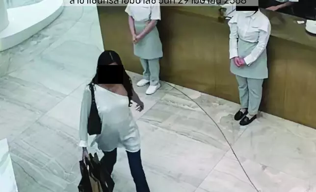 女子將餐牌帶走 圖片取自臉書（Facebook/@ไก่ทอง ออริจินัล - Kaithong Original ）