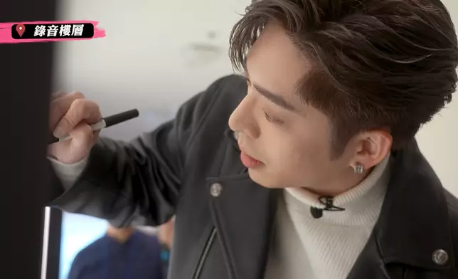 Edan在SM 藝人簽名牆上簽名。