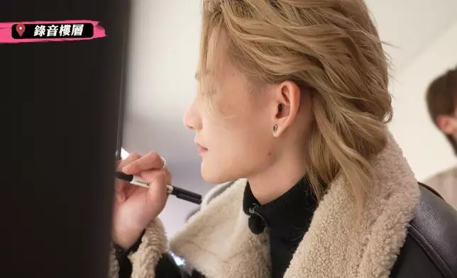 Jeremy在SM 藝人簽名牆上簽名。