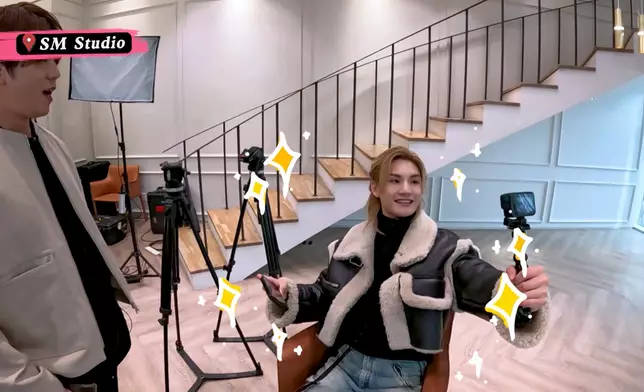 Jeremy滿心歡喜地坐在少女時代成員太妍曾坐過的椅子上。