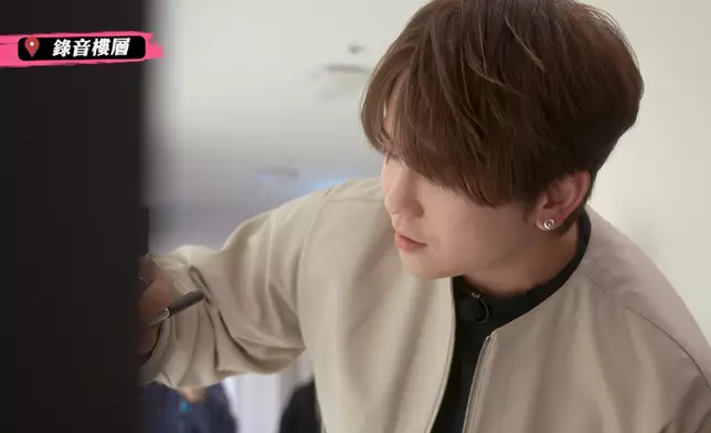 姜濤在SM 藝人簽名牆上簽名。